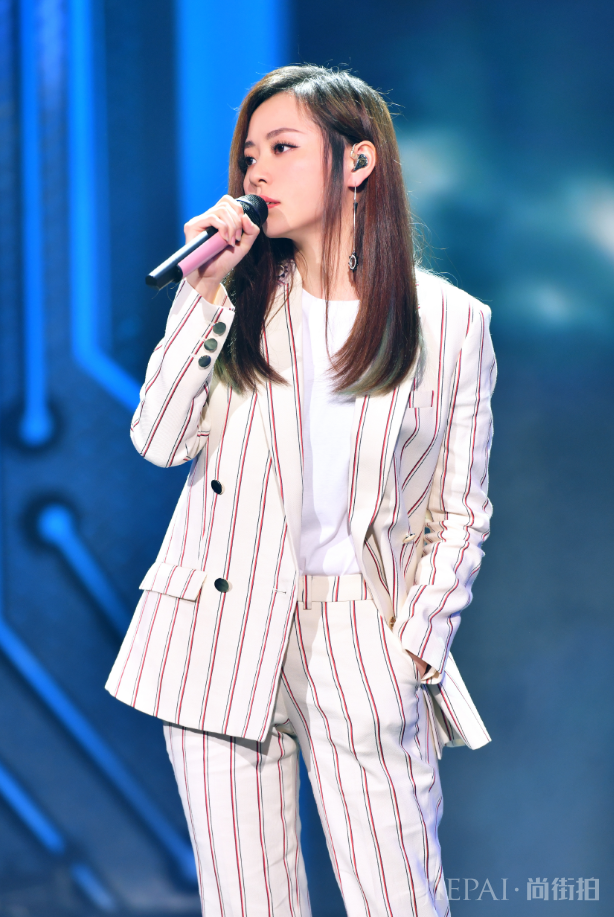 张靓颖换上利落的短发,美到认不出!