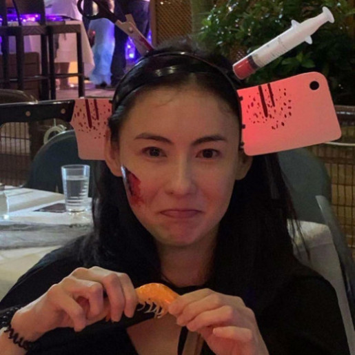 张柏芝晒万圣节装扮 与家人上演cos秀