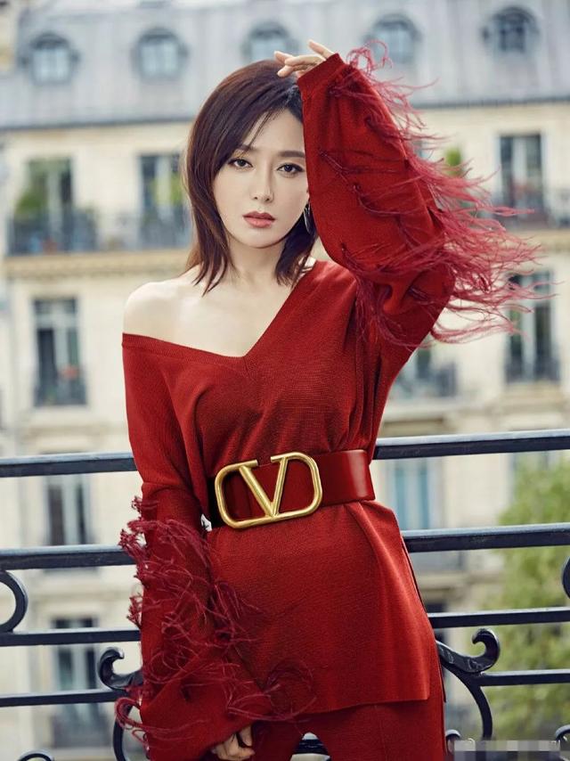 明星穿中国红谁最帅？肖战成儒雅公子，王一博炫酷，张艺兴最大胆