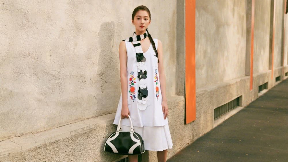 关晓彤私服短裤运动鞋穿出了大长腿,配黄色外套太时髦