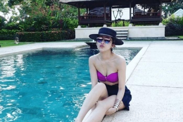 40岁萧亚轩近照,大秀“3D”好身材,难怪18任小鲜肉拜倒石榴裙下!