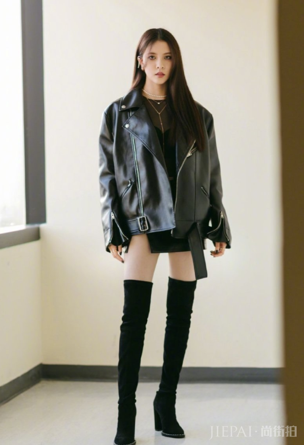 宋妍霏穿迷彩工装裤,搭配短衫气场十足