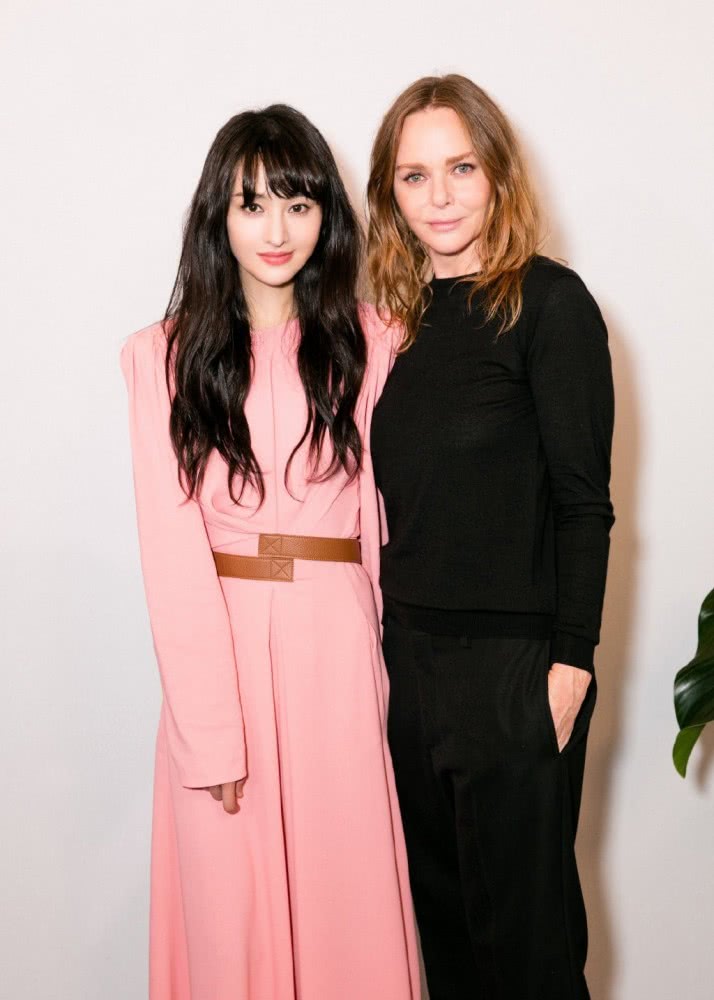 郑爽穿毛衣扎麻花辫,一下美成小精灵