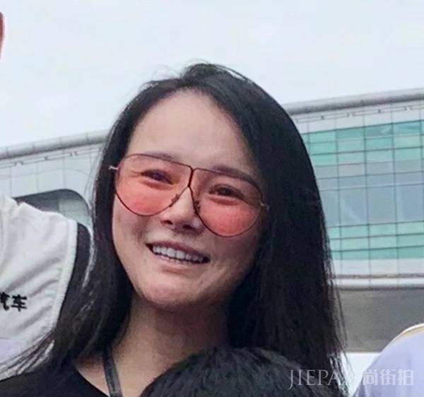 冉莹颖生三胎后素颜出镜面露憔悴,眼袋皱纹明显腿却被P到变形