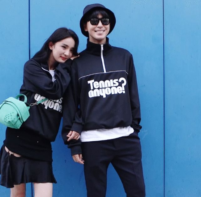 离婚后的杨幂不再避嫌, 拍大片与男明星牵手搭肩, 百搭女王