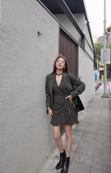 40岁冻龄女神许路儿西装配短裙似20岁少女,同龄阿姨比不了