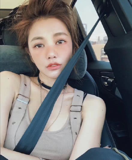 40岁冻龄女神许路儿西装配短裙似20岁少女,同龄阿姨比不了