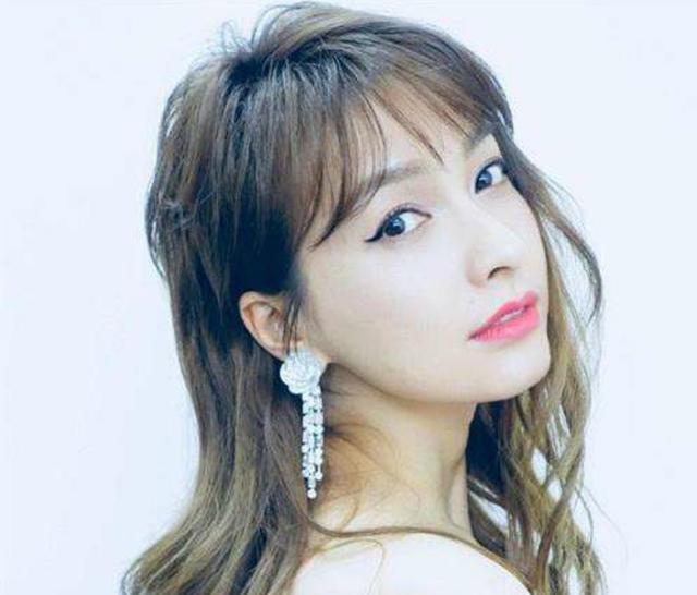 吴昕小姐姐用精致大气的首饰搭配，绽放出不一样的光彩