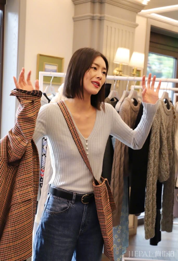 刘雯现身服装店打扮简单又性感，状态活泼比T台走秀还美