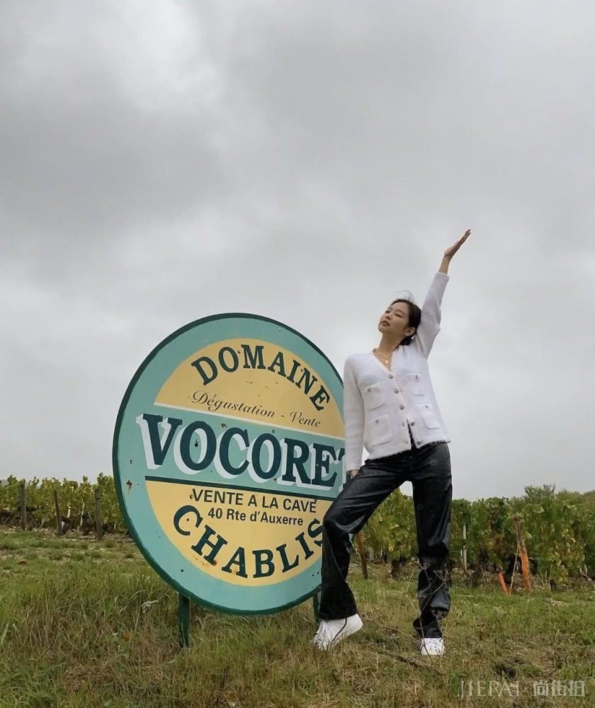 JENNIE妈穿雾霾蓝高领毛衣搭配牛仔蓝色阔腿裤，温暖又舒服