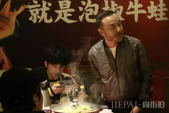 41岁杨乐乐罕见露面,和汪涵吃火锅衰老明显,网友:脸都凹了