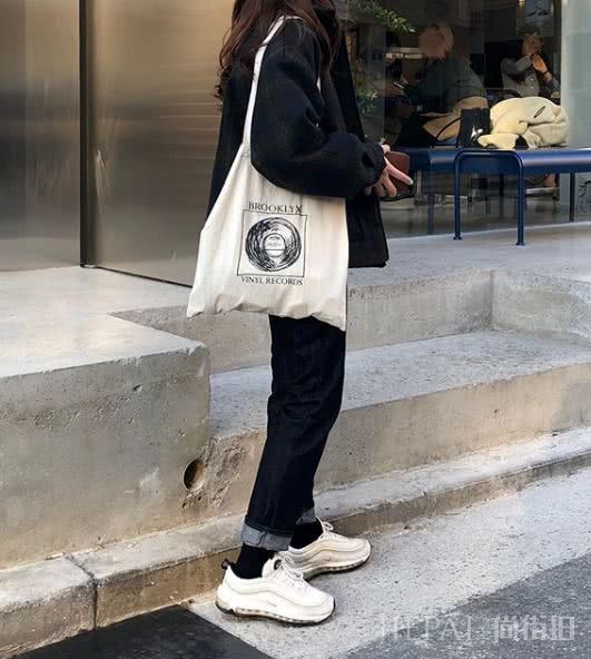 牛仔裤不会穿?也许你只需要换双鞋子