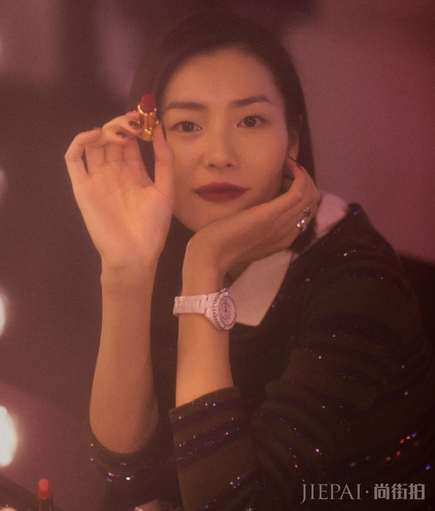 刘雯上美妆课！针织条纹裙配精致妆容，暗樱桃红唇膏亮了