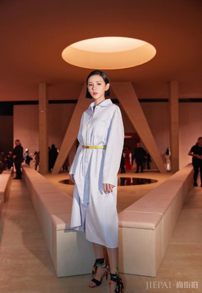 张予曦穿格纹呢子外套玩下衣失踪,配短发霸气十足