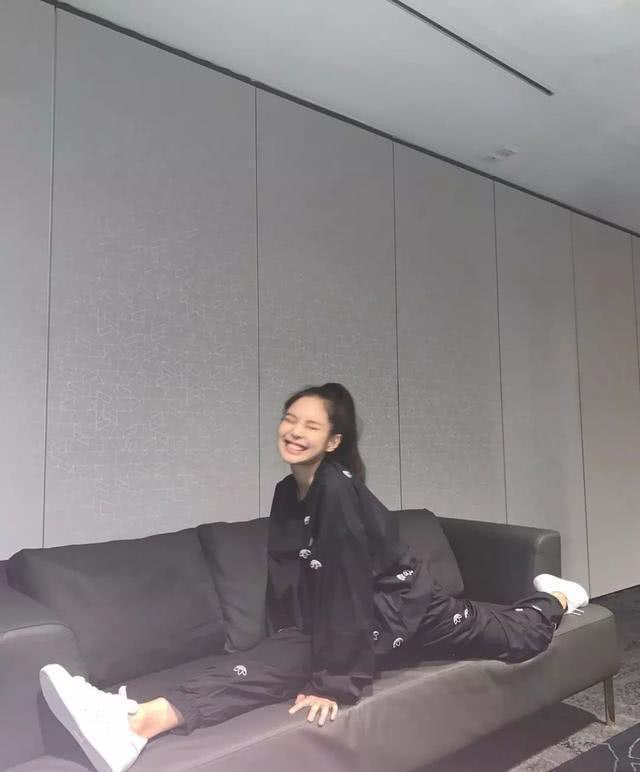 学Jennie的拍照套路,“坐着拍”不累还超好看!