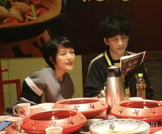 41岁杨乐乐罕见露面,和汪涵吃火锅衰老明显,网友:脸都凹了