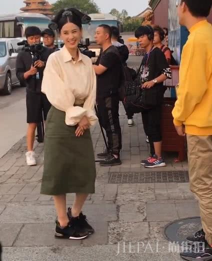 偶遇黄圣依拍戏,看到路人镜头下的身材,确定有90斤?