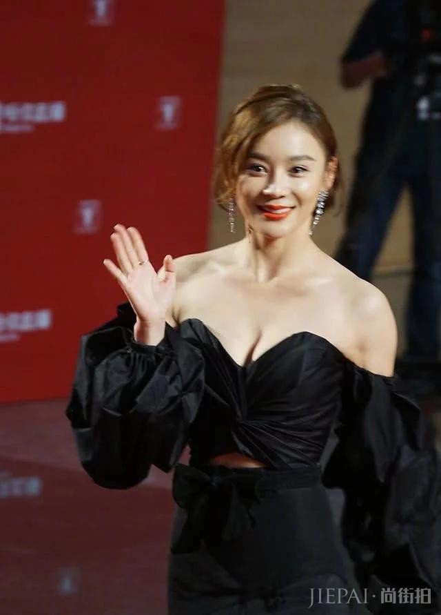 曾因长相漂亮,被老师力劝做演员,现今却因长相完美而不温不火