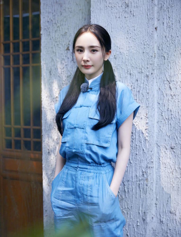 国庆放假怎么穿好看?学杨幂新造型,工装穿出古典美