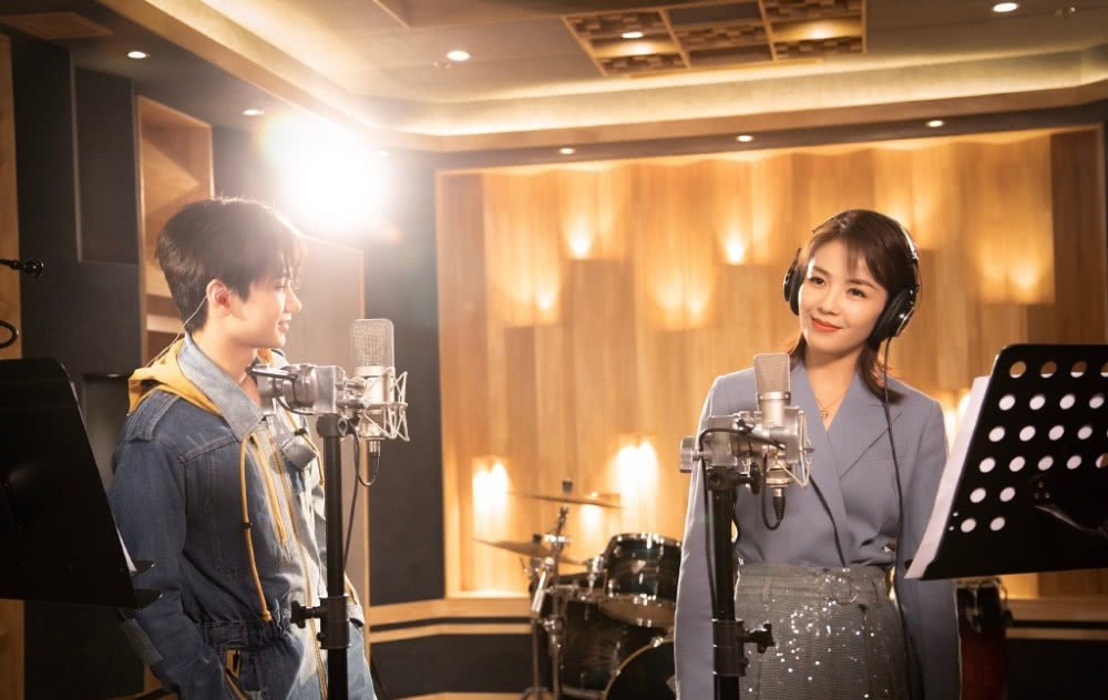 刘涛穿西装配亮片长裤，显高还个性十足