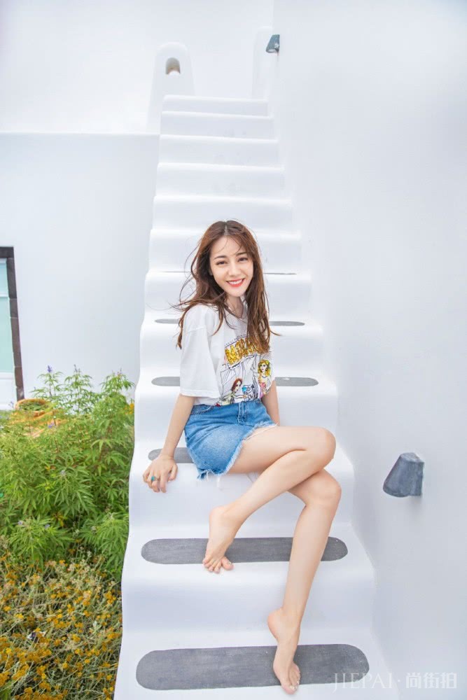 迪丽热巴短袖搭配牛仔裙秒变18岁清纯少女,美腿成焦点