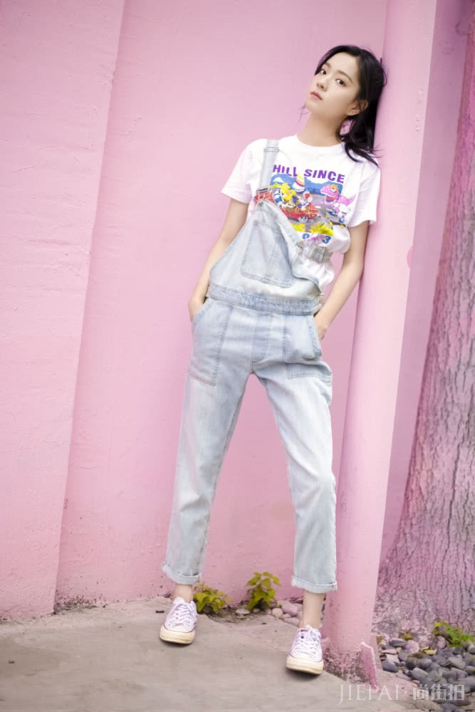 庄达菲穿斜肩轻纱裙现身釜山电影节,优雅甜美