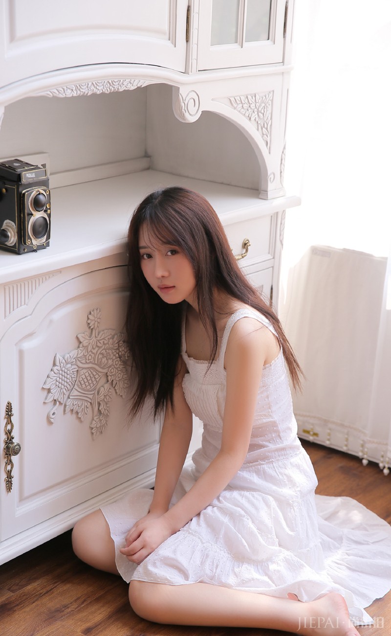 白色吊带裙长发美女性感诱惑写真图片