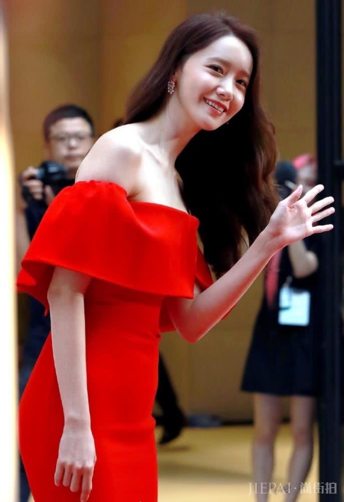 当杨颖遇上林允儿,黑色礼服VS红色礼服看谁搭配更好看