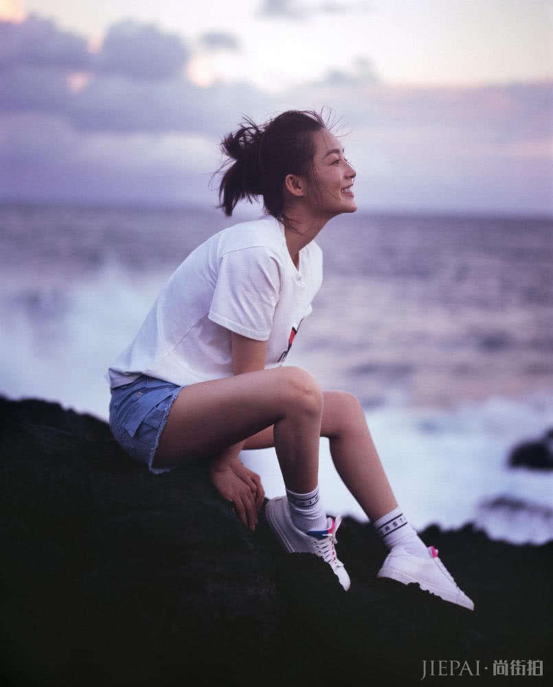 李沁穿红裙清纯似少女,踩“牙签鞋”性感妖娆