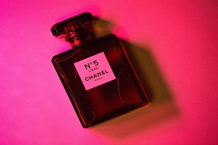 1551258341970714.jpg 香水清新怡人,带来魅惑女人味