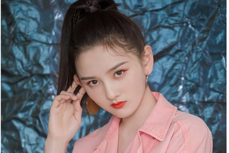 粉色明星妆容青春亮眼，让林允宋祖儿展现水润好肌肤