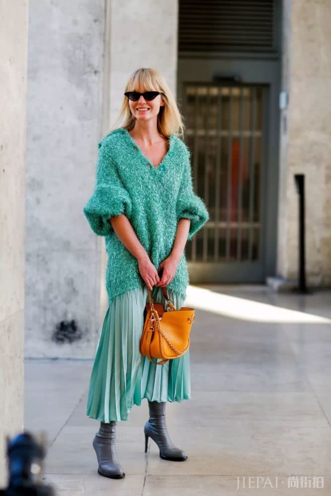 欧美美女街拍，想要周末穿好看绝对需要这件马卡龙毛衣