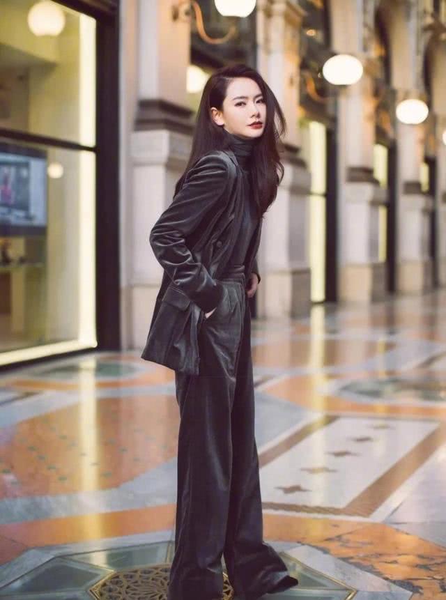 有女人味的丝绒从骨子里透出一种奢华优雅的感觉，凸显简约潮流感