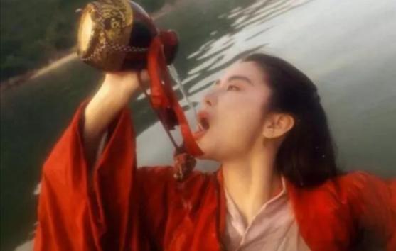 白鹿时尚杂志美图曝光,古风装扮侠气十足,从城市女孩变江湖侠客