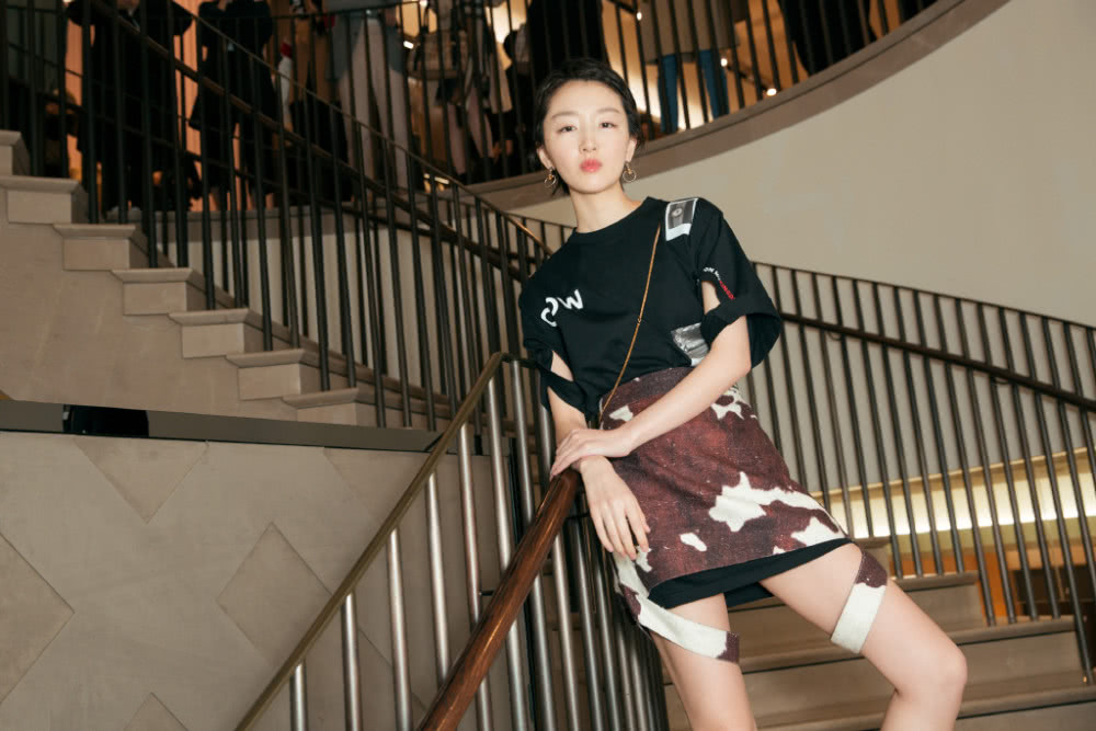 周冬雨穿1万6的风衣提1万5的包，似大佬出街超个性