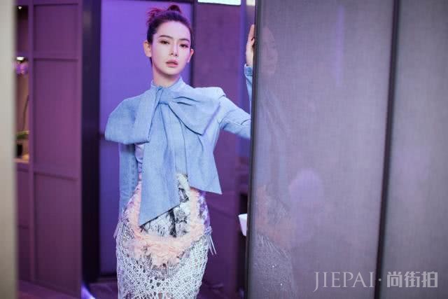 戚薇为凹造型太拼！机场街拍穿7890蝴蝶结上衣配编织裙，两颗泪痣太抢镜