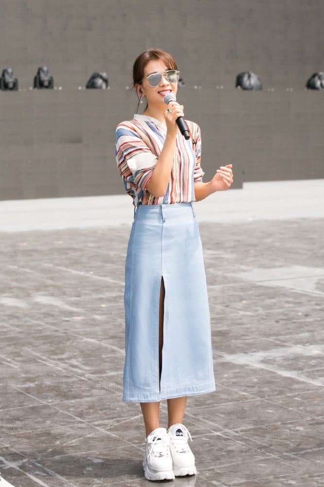 刘涛穿西装配亮片长裤，显高还个性十足