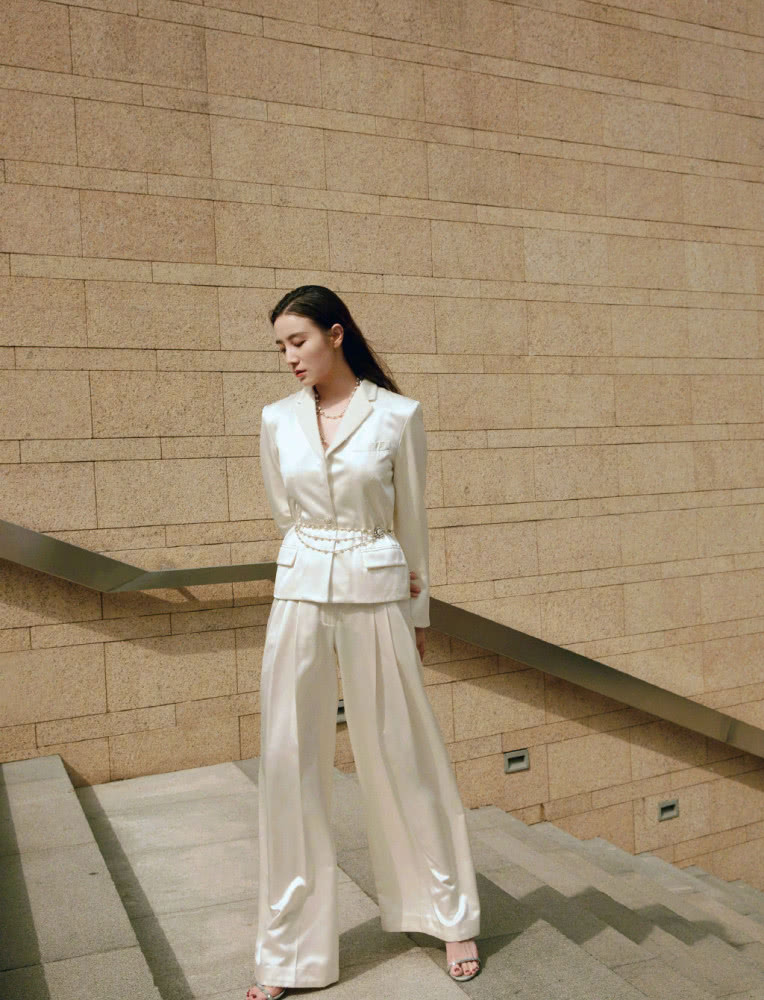 宋佳一身白色套装张扬高贵,美得霸气十足