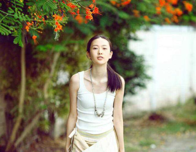 童谣与51岁老公完婚，爱情长跑超7年，终于收获幸福婚姻