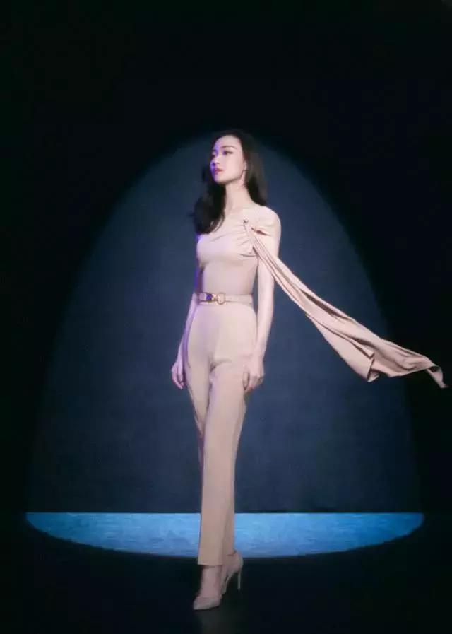 有种撩人叫倪妮的“隐形衣”，明明一丝不露，却看得小心脏砰砰跳