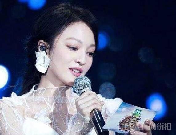 她是歌坛铁娘子，偶像剧女王，被亲妈诬陷吸毒，沉寂11年自信回归