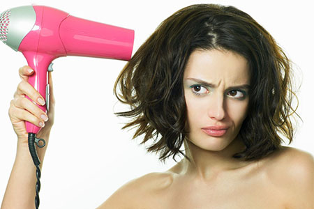头发自然干要比吹干强，这些吹头发误区很伤发