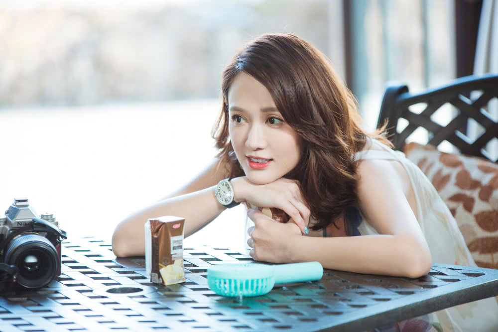 陈乔恩参加《女儿们的恋爱》穿印花纱裙约会,40岁了还是这么少女