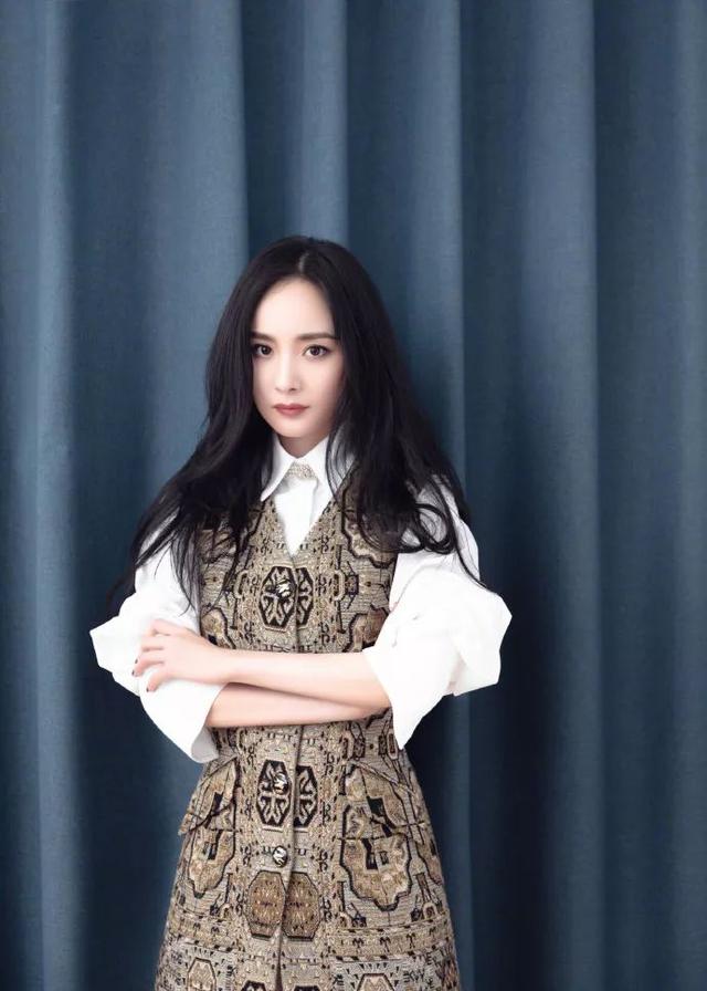 杨幂穿深V红裙拍杂志大片，妖冶艳丽超迷人 ，真是时尚界的宠儿！