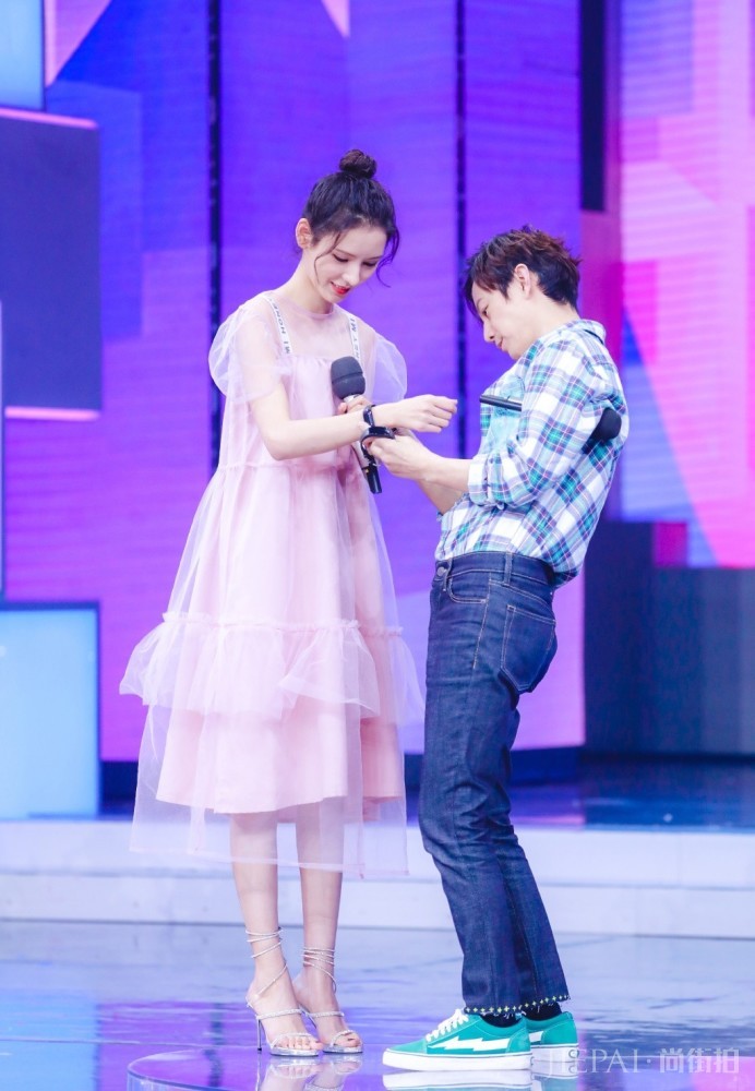 张予曦穿格纹呢子外套玩下衣失踪,配短发霸气十足