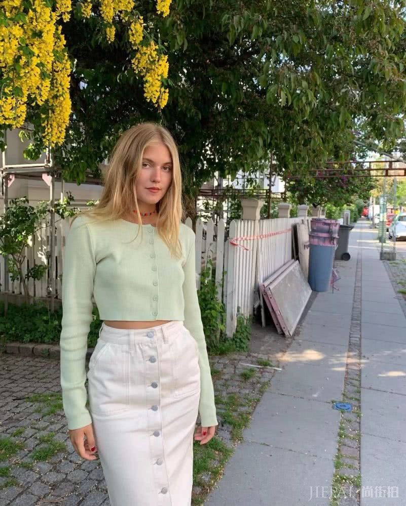 欧美美女街拍，想要周末穿好看绝对需要这件马卡龙毛衣