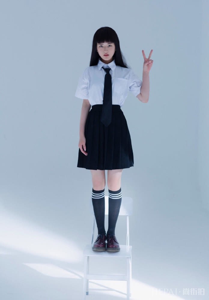 赵露思穿卫衣紧身裤,身材46分却是非常的甜美可人