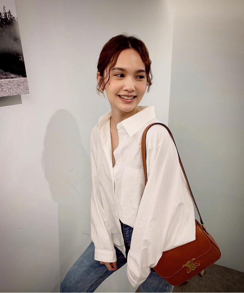 杨丞琳新造型穿皮质外套搭拼接色裤子,减龄时髦