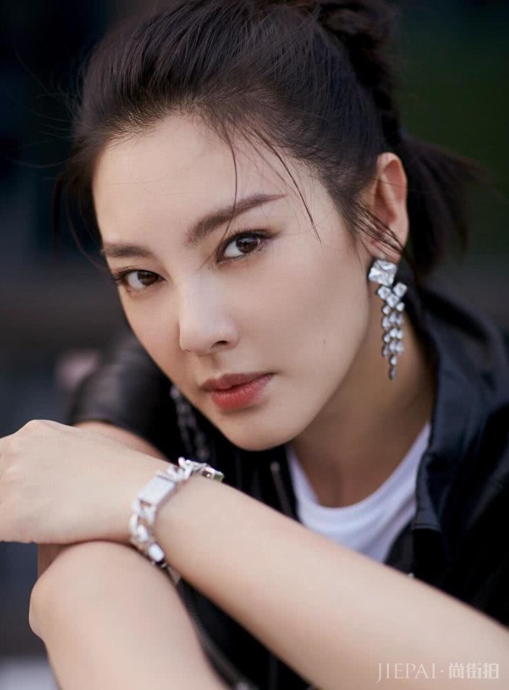 张雨绮马尾辫搭黑色皮质连体衣,帅气十足