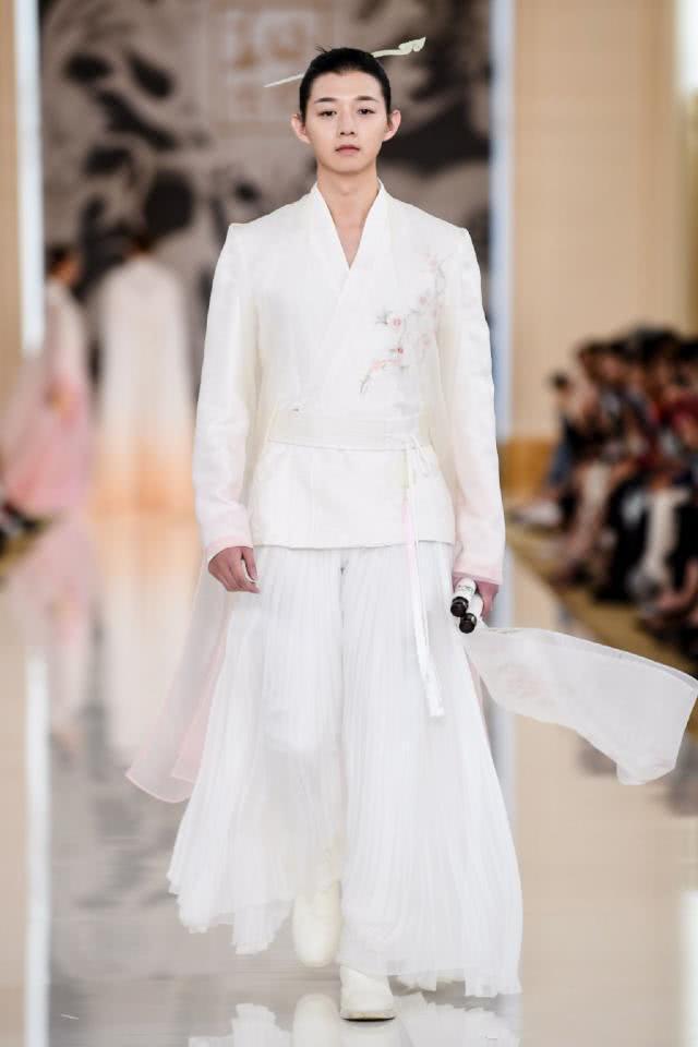 霍尊亮相巴黎时装周,将中国风带往国际舞台,惊艳世界